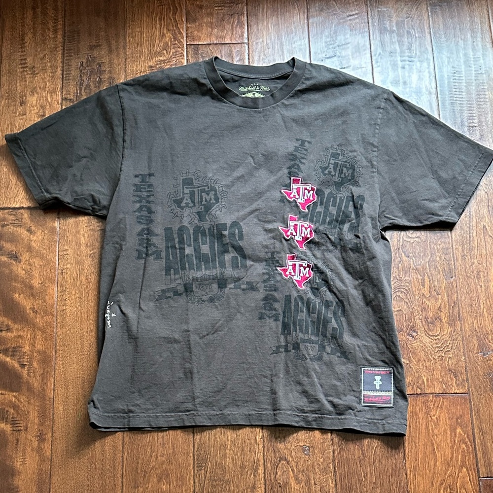 Travis Scott x Mitchell & Ness Texas A&M
Aggies Seal T-Shirt